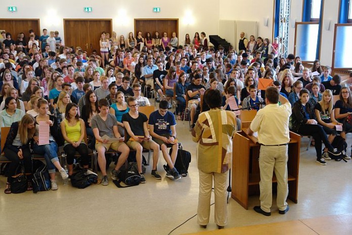 Oberbürgermeisterin Cornelia Petzold-Schick und Wahlsachbearbeiter Roland Reiß informieren rund 300 Jugendliche des Justus-Knecht-Gymnasiums über die Kommunalwahl.